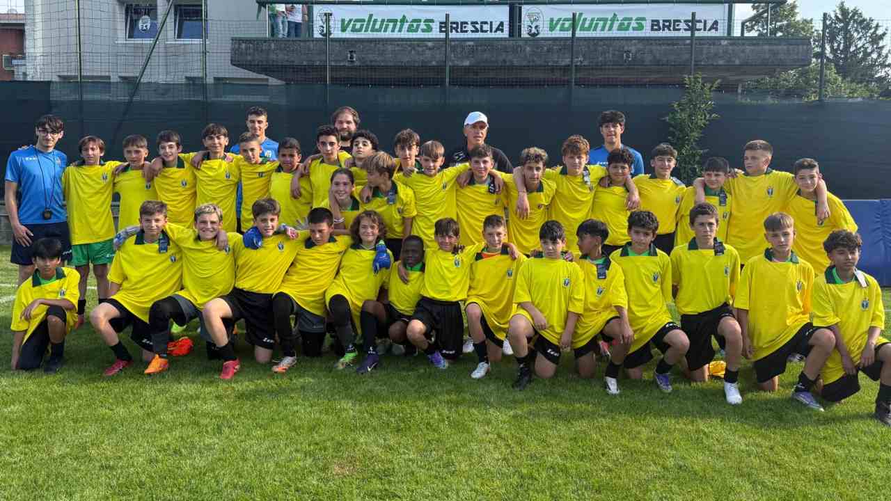 Antonio Careca tra i ragazzi della Voluntas Brescia