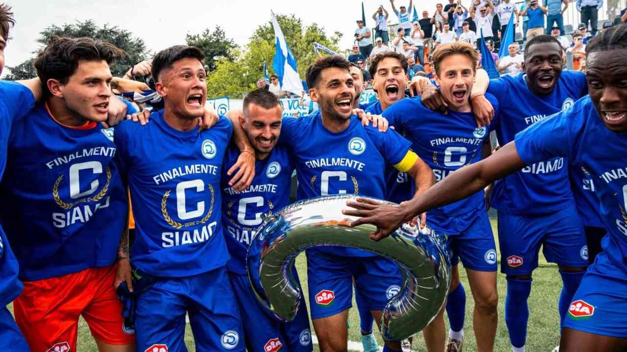 Mirko Gori e i festeggiamenti con il suo Desenzano (Credits: Calcio Desenzano)